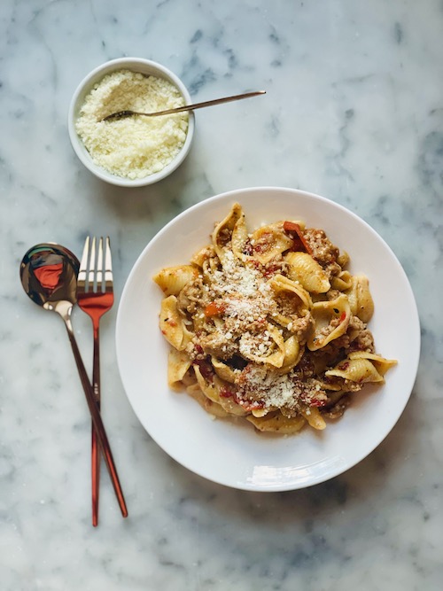 A bowl of pork and pepper pasta.