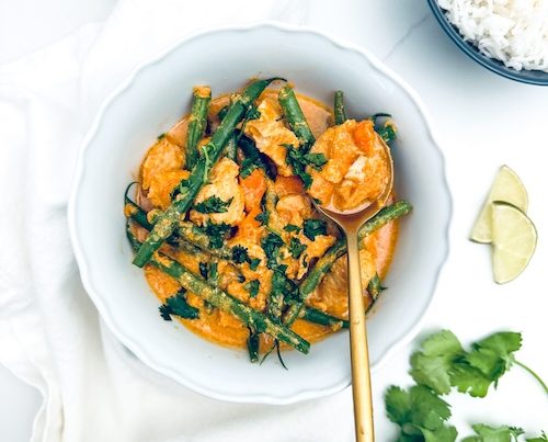 Thai chicken curry and green beans in a bowl.