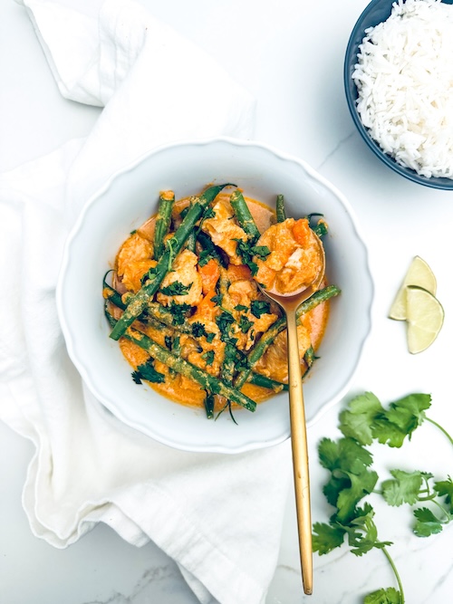 Thai chicken curry and green beans in a bowl.