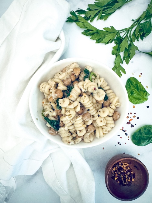 Spinach chickpea pasta in a bowl.