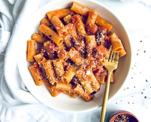 A bowl of tomato basil pasta.