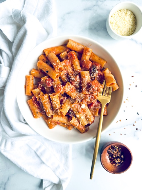 A bowl of tomato basil pasta.