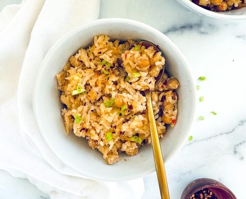 A bowl of coconut rice with chickpeas.