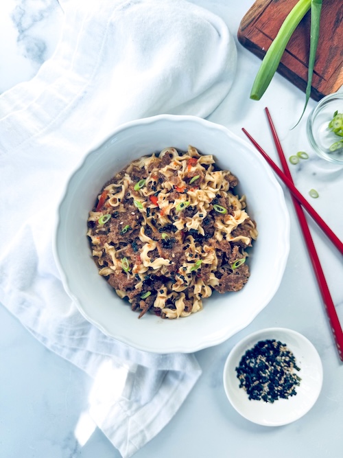 A bowl of beef ramen noodle stir fry.
