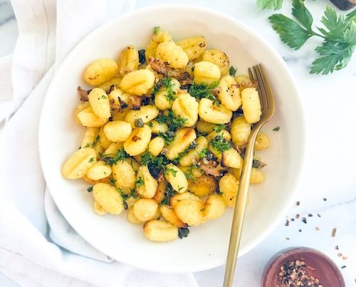 A bowl of crispy gnocchi piccata.