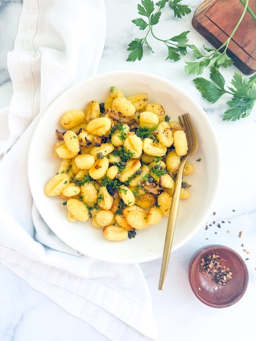 A bowl of crispy gnocchi piccata.
